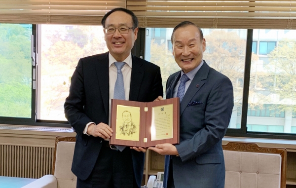 서울대학교 오세정 총장(왼쪽)과 패션그룹형지 최병오 회장(오른쪽)