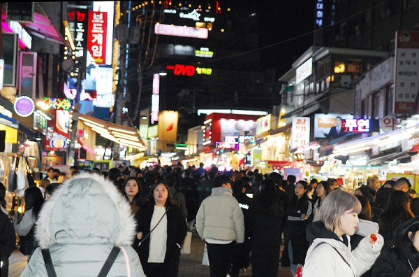 세밑의 홍대 밤거리 풍경. 홍대는 하고 싶은 걸 하는 사람들이 잔뜩 모이는 곳이다. 성별과 국적에 상관없이 좋아하는 주제만 겹치면 친구를 만들 수 있다.