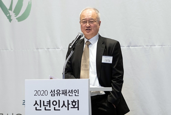 한국섬유산업연합회 성기학 회장은 7일 열린 2020년 섬유패션인 신년인사회에서 방글라데시와 베트남 섬유산업을 비교하며 최근 한국 섬유패션산업의 활로 모색에 대해 언급했다.