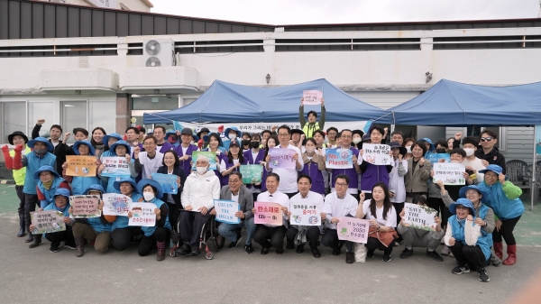 해양수산부, 한국수산자원공단, 효성그룹 임직원 및 화삼어촌계 주민 등 '잘피 이식 및 해안정화 활동' 참여 인원들이 기념 사진을 촬영하고 있다.