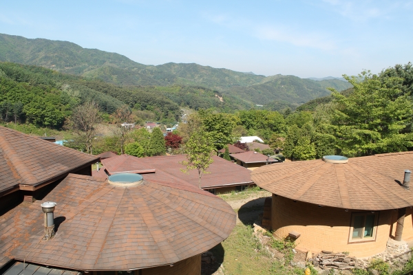 흙집짓기워크숍 : 초보자 10여 명이 한 조를 이뤄 흙집 한 채를 짓는 방법을 배운다. (사진=윤대영)