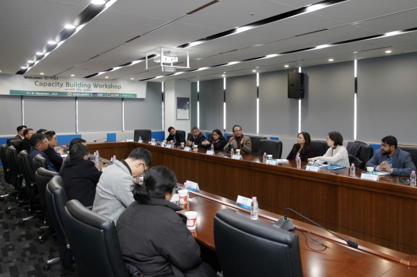 FITI시험연구원 관계자와 방글라데시 방문단이 섬유 산업 육성을 위한 협력 방안을 논의하고 있다.