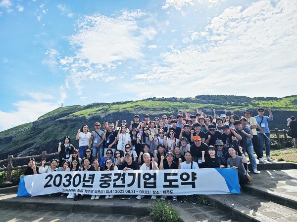 렙쇼메이는 올해 창립18주년을 맞아 지난 8월 제주도로 전 직원 워크샵을 다녀왔다. ‘2030중견기업으로 도약’ 타이틀로 중장기 핵심 전략과 비전을 공유하는 시간을 마련했다.