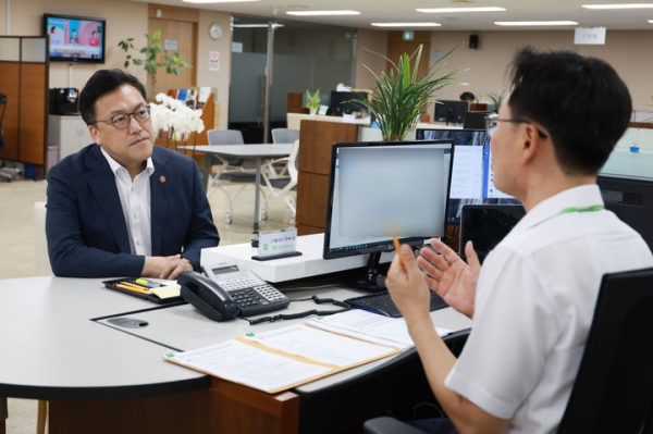 김병환 금융위원장이 9일 오전 서울 중구 신용보증기금 남대문 지점을 방문해 현장 점검을 하고 있다. 사진=금융위원회